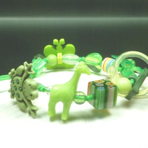 Frosch Giraffe Kinder-Armband: Grüner Tier-Armreif, verstellbar