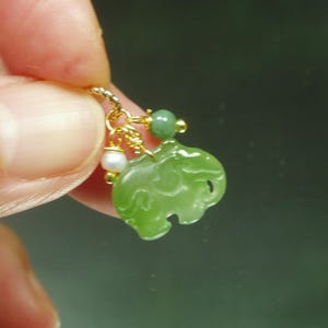 Jade olifant hanger / gesneden natuurlijke groene jade olifant / zoetwaterparel bedels / 16K gold filled borgtochtring / geluk
