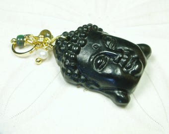 Colgante de Buda de jade verde intenso: engaste chapado en oro de 18 quilates, dije de ópalo y perla.