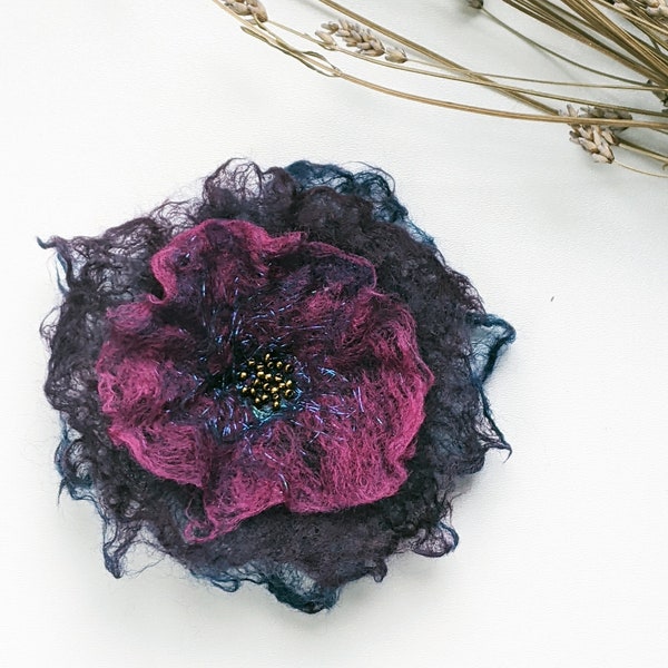 Flor única de fieltro húmedo rosa, púrpura oscuro y azul con cuentas brillantes, corsage de flores de lana, clip para el cabello, decoración de sombrero única, flor de tela