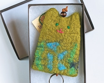 Green cat key purse with the box, felted cat purse, handmade gift for cat lover, protective key string pouch, cat mum gift, cat key holder