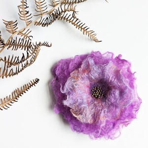 Nass gefilzte, handgemachte, lila und hellblaue Blume mit glänzenden Perlen, Ansteckblume aus Wolle, Haarclip, einzigartige Hutdekoration, Stoffblume