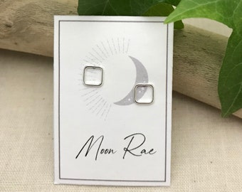 Piccoli orecchini a bottone quadrati aperti semplici in argento sterling. Perni in argento sterling. Orecchini quadrati in argento sterling. Orecchini quadrati da 6 mm.