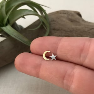 Kleine Messing Halbmond und Silber Stern Ohrstecker. Mismatched Ohrring Set. Sterling Silber Beiträge. Boho Ohrstecker. Geschenk Unter 15