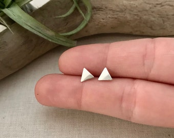小さな三角形のスタッドピアス（シルバー）。スターリングシルバーのポスト。幾何学的なスタッド。ベーシックなシェイプのピアス。ミニマルなデイリージュエリー。