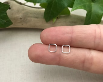 Orecchini a bottone quadrati in argento sterling per uomo: design geometrico minimalista - Italia