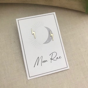 Piccoli orecchini a lobo a forma di fulmine in oro. Perni in argento sterling. Orecchini a lobo elettrici. Orecchini dalla forma semplice. Gioielli minimalisti per tutti i giorni.
