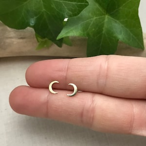Winzige Mondsichel Ohrstecker in Gold. Sterling Silber Beiträge. Mondphase Ohrstecker. Boho Schmuck. Kleine goldene Ohrstecker. Geschenk für Sie.