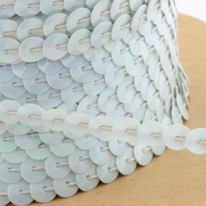 ヴィンテージ スパンコール トリム 6 mm ラウンド フラット シェイプ ライトグレー IRIS 5 ヤード; ピレット トリム 80601033