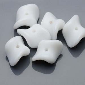 Stare niemieckie szklane koraliki nieprzezroczyste białe skręcone płaskie owalne 17 x 10 mm 6 szt. 10239035