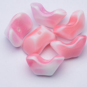 Perles de verre pressées vintage, allemandes, arche rose opaque/blanche 15 x 9 mm 6pcs 10239032