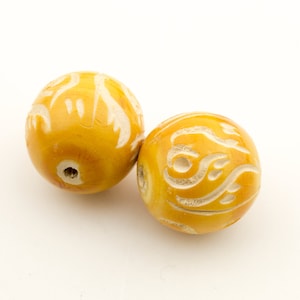 Vintage grote gele natuurlijke houten handgesneden ronde kralen 20 mm, 2 stuks voor sieraden en ambachten 10208006