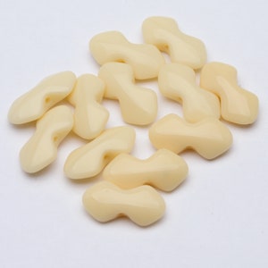 Perles de verre vintage allemandes beiges grand noeud papillon 13 x 7 mm 12pcs 10226002