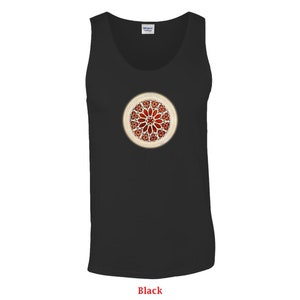 Peut inclure: Débardeur noir avec un motif circulaire au centre. Le motif présente un motif floral rouge avec une bordure crème. Le mot "Black" est imprimé en bas du débardeur.