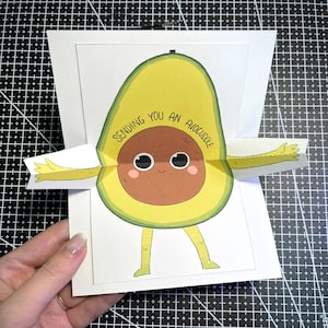 Kit de manualidades de papel con tarjeta desplegable "Abrazo de Aguacate" (PDF SVG): te envío un abrazo de aguacate. Descarga digital adorable para amigos o seres queridos.