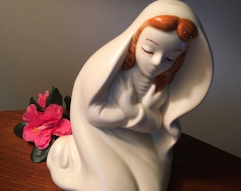 Vintage Hull USA number 25 madonna vase or planter from the 60s