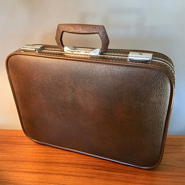 Vintage 1960s Skyway faux leather vinyl padded brown briefcase with interior file areas within separate attached folder - 3" deep