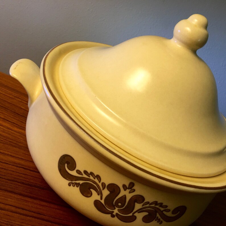 number 6-315 Pfaltzgraff Village 2-quart covered casserole dish
