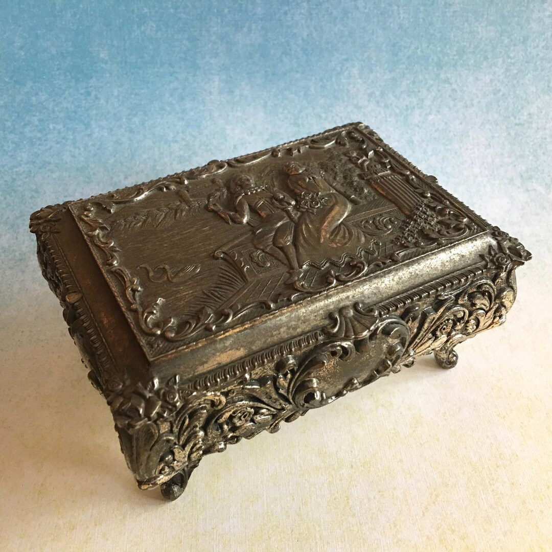 アンティーク純銀ジュエリーボックス 手彫り装飾 ヴィンテージ 317g Fancy Footed Silver Trinket or Jewelry Box Made in Japan - Etsy