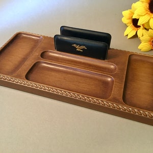 Cartera de tocador y joyero vintage de resina plástica con imitación de madera plana de Avon Products