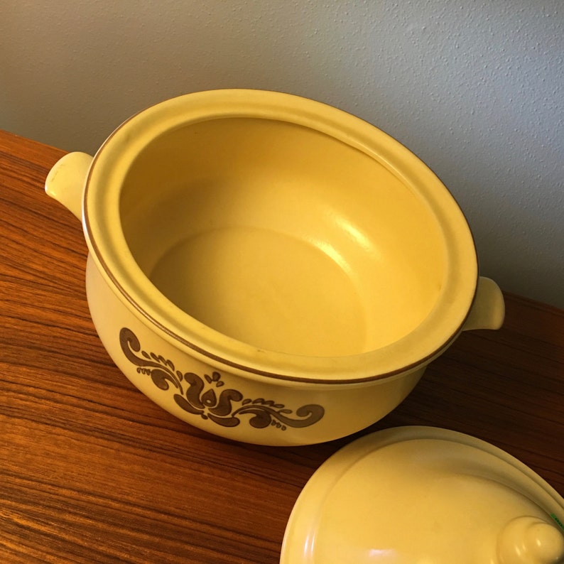 number 6-315 Pfaltzgraff Village 2-quart covered casserole dish