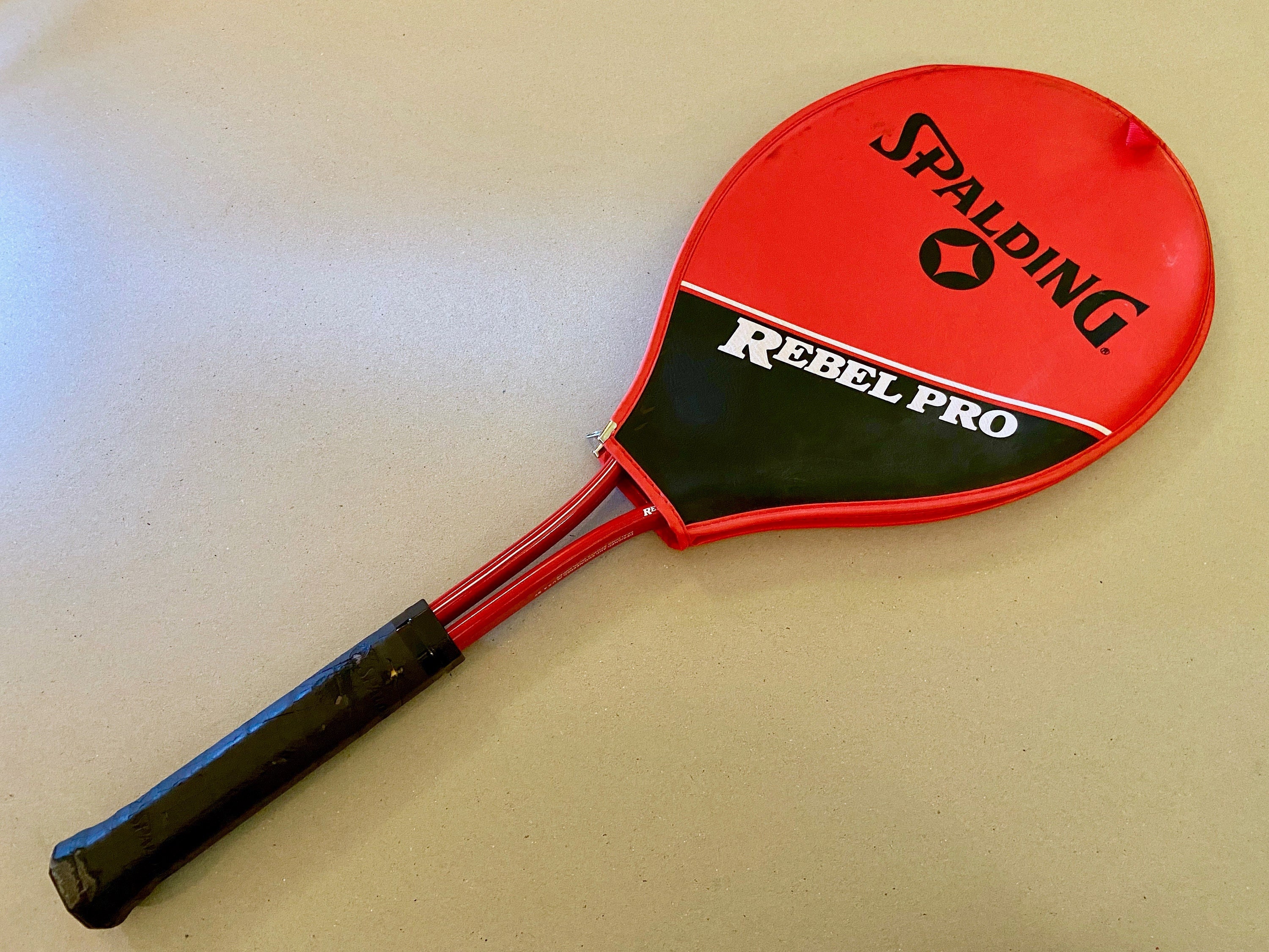 Spalding Rebel Pro rojo vintage con funda México