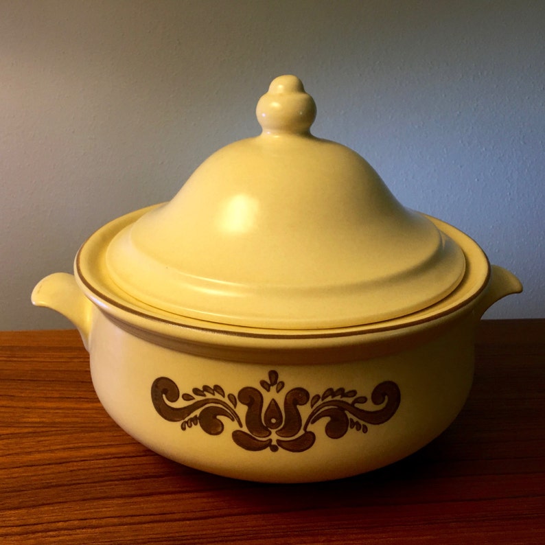 number 6-315 Pfaltzgraff Village 2-quart covered casserole dish