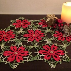 Gehaakt kerstkleedje. Middelpunt van de gehaakte tafel