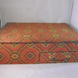 Schöne große Vintage französische Stoff bezogene Schmuckschatulle mit Schublade.
