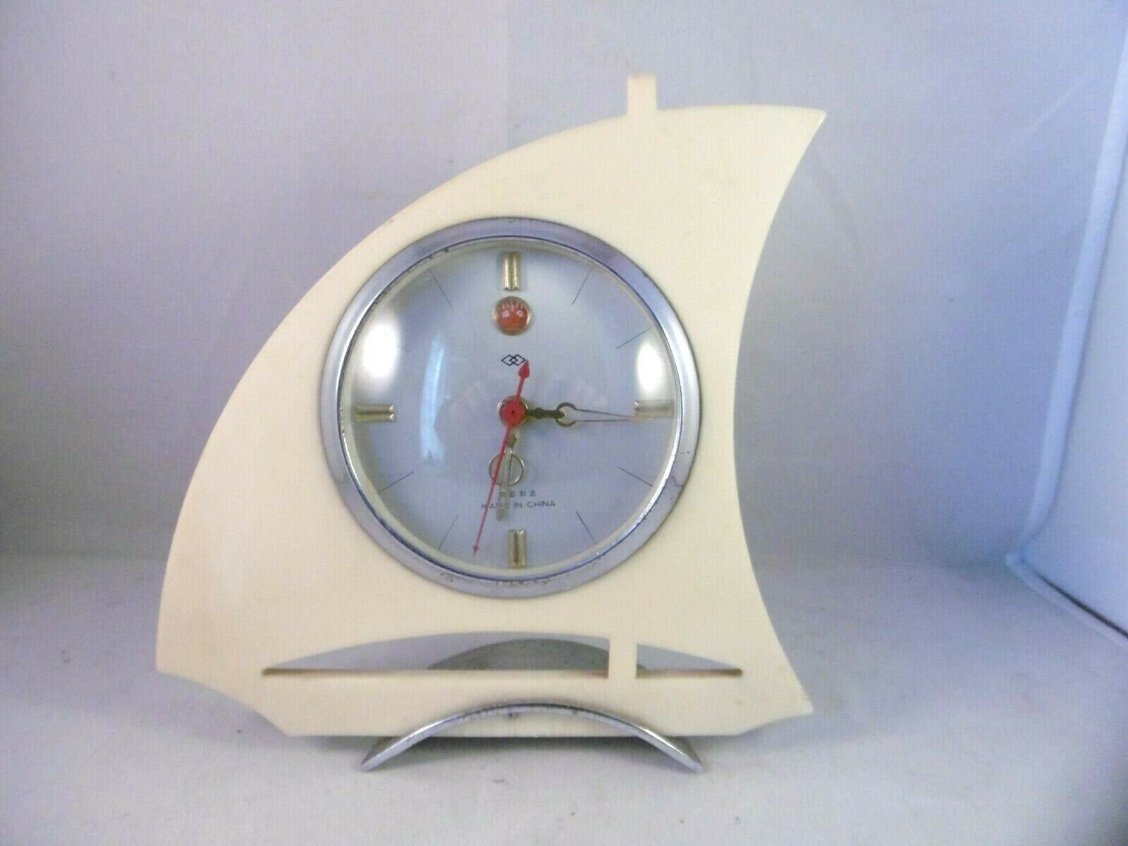 Réveil Du Milieu Siècle, Voilier, Perspex & Chrome, Fabriqué en Chine. Très Bon État de Fonctionneme