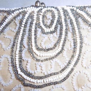 sac à main vintage français en micro perles et soie, sac de soirée, passant pour les doigts.
