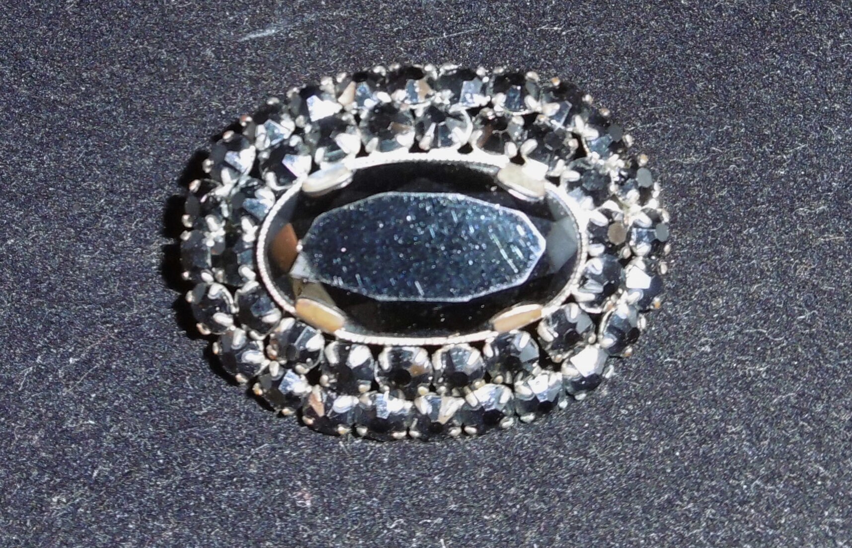 Broche Vintage Art Nouveau Tchécoslovaquie - Cabochon Rouge, Résille Et Perles - Il Manque 2 Perles