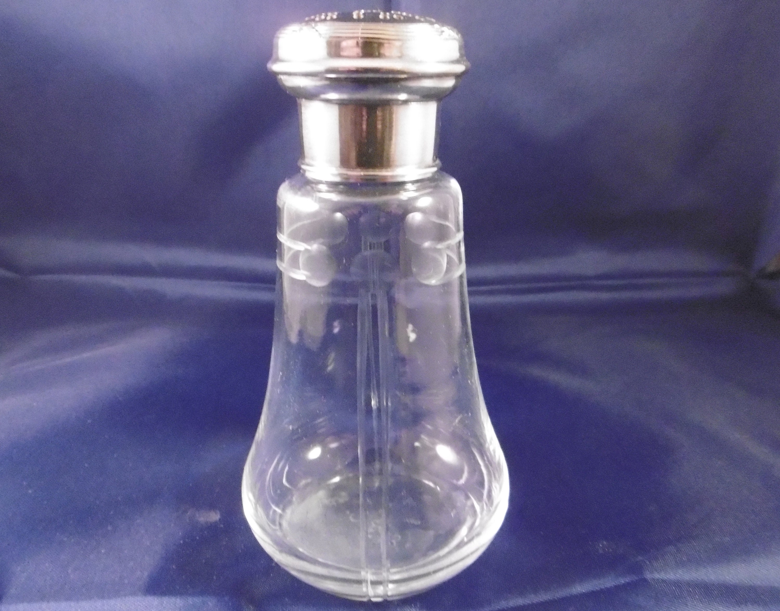 Ancien Français Tamis à Sucre en Verre Coupé La Main. Plateau Métal Blanc. Signé sur Base E C, Édoua