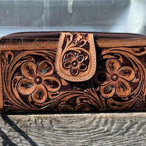 Cartera de mujer de piel con relieve estilo western con correa para la muñeca de Double B Wild Rags