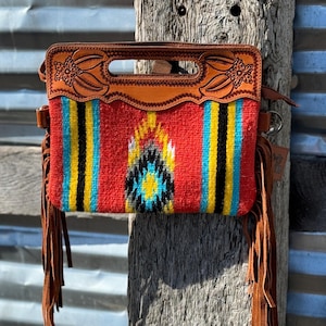 Cartera con asa de manta de cuero genuino estilo occidental con detalles florales labrados de Double B Wild Rags