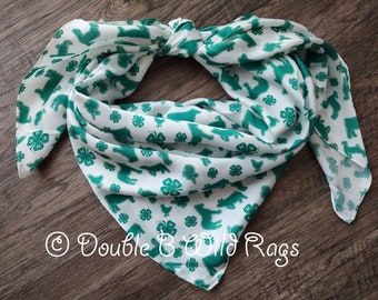 Pañuelo para el cuello estilo vaquero estilo western WILD RAG 4-H, color blanco con animales de exhibición verdes y emblema de trébol, de Double B Wild Rags 4H