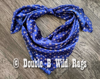 Pañuelo de cuello vaquero estilo western azul con motivo rosa claro de Wild Rags de Double B Wild Rags