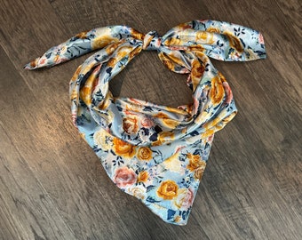 Pañuelo de cuello vaquero estilo western con diseño floral de rosas amarillas doradas y celestes de Wild Rag de Double B Wild Rags
