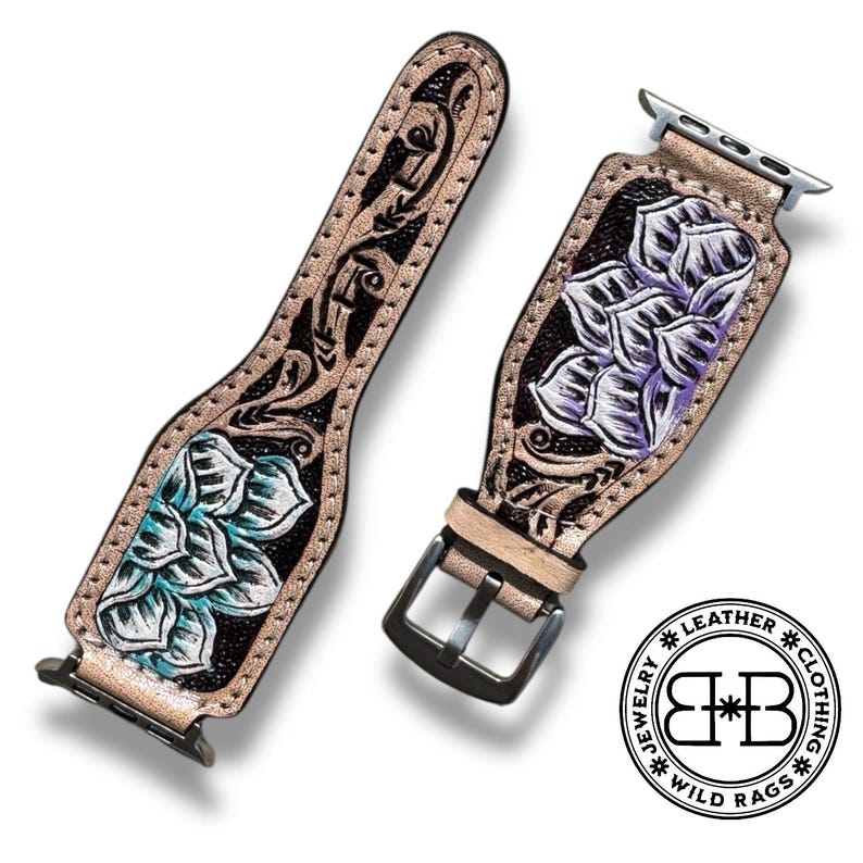 Puede incluir: Correa de reloj de cuero de dos piezas con dise&ntilde;os florales. La correa presenta una base de cuero marr&oacute;n claro con dise&ntilde;os florales en blanco y negro. Una pieza tiene una hebilla y la otra un conector de reloj. El logotipo de Wild Rags est&aacute; en la esquina inferior derecha.