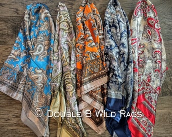 Wild Rag BARGAIN CORNER PAISLEY 136 Écharpe style western style cowboy paisley classique audacieux par Double B Wild Rags