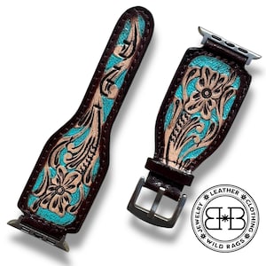 Puede incluir: Correa de reloj Apple de cuero marr&oacute;n con herramientas florales turquesas y beige. La correa tiene una hebilla y conectores de acero inoxidable. El logotipo de Wild Rags es visible en la esquina inferior derecha.