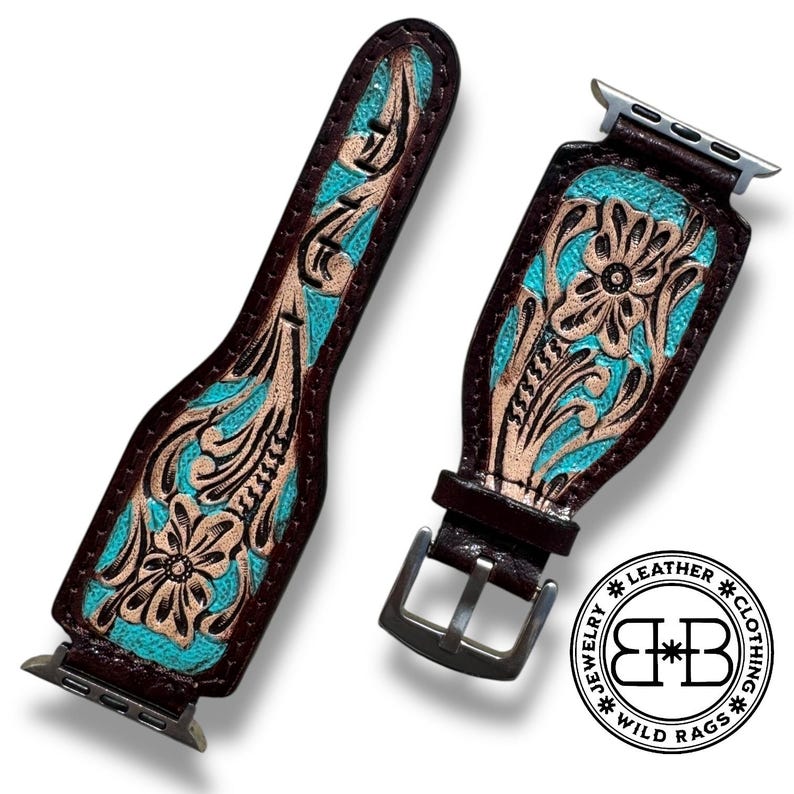Puede incluir: Correa de reloj Apple de cuero marr&oacute;n con herramientas florales turquesas y beige. La correa tiene una hebilla y conectores de acero inoxidable. El logotipo de Wild Rags es visible en la esquina inferior derecha.