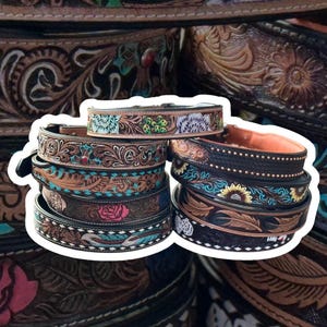 Coleira de cachorro de couro genuíno ocidental com detalhes trabalhados, ases, cartas, pena de girassol, strass, cacto floral, da Double B Wild Rags