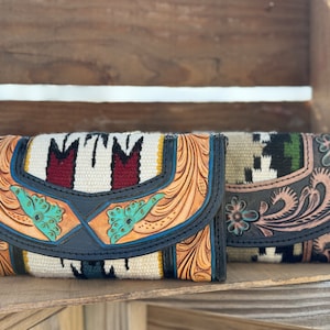 Western Portemonnaie mit punziertem, floralem Leder und geflochtener Satteldecke von Double B Wild Rags