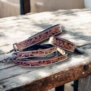Zestaw obroża i smycz dla psa w stylu western, ze skóry tłoczonej z kwiatowymi detalami, od Double B Wild Rags