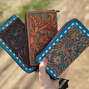 Cartera estilo western con cierre de cremallera y detalles florales en turquesa de Double B Wild Rags
