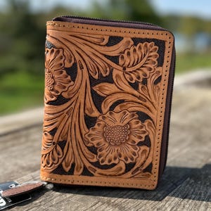 Cartera o funda para PASAPORTE con detalles de plumas y flores estampadas en cuero de Double B Wild Rags