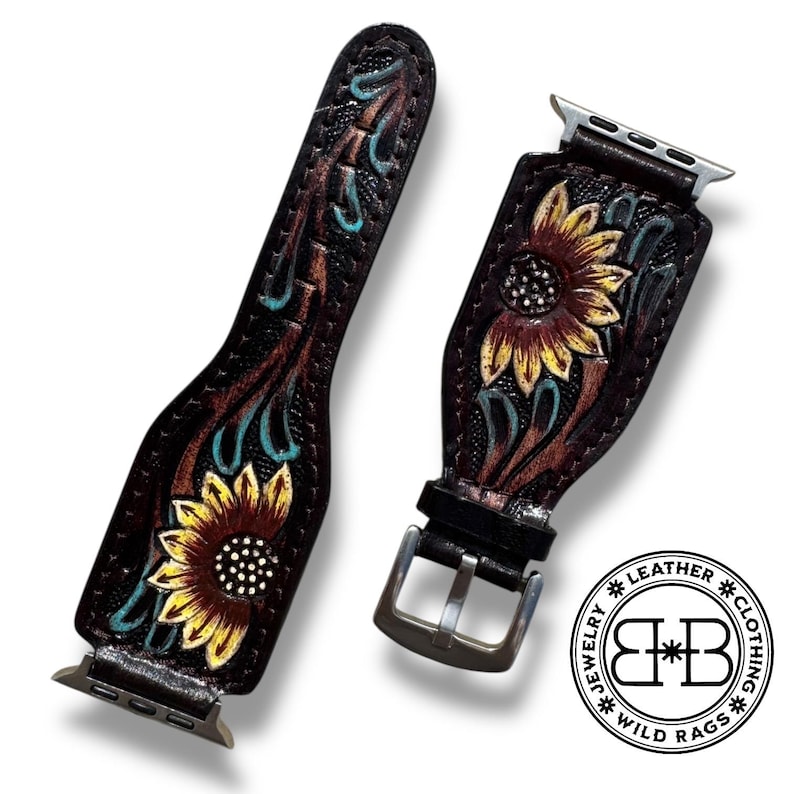Puede incluir: Correa de reloj de cuero marr&oacute;n de dos piezas con dise&ntilde;o de girasol. La correa presenta un girasol en relieve detallado con p&eacute;talos amarillos y marrones y un centro blanco. Acentos turquesa y marr&oacute;n rodean la flor. Hebilla y conectores plateados.