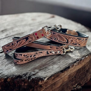 Hundhalsband eller koppel i västerländskt läder med blomdetaljer från Double B Wild Rags