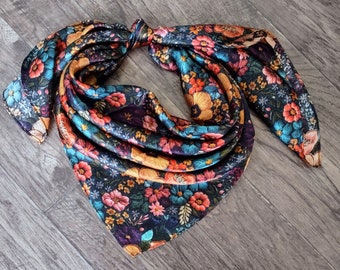 Bufanda de cuello estilo western con estampado bordado en azul oscuro, verde y dorado 100 % seda de Wild Rag de Double B Wild Rags